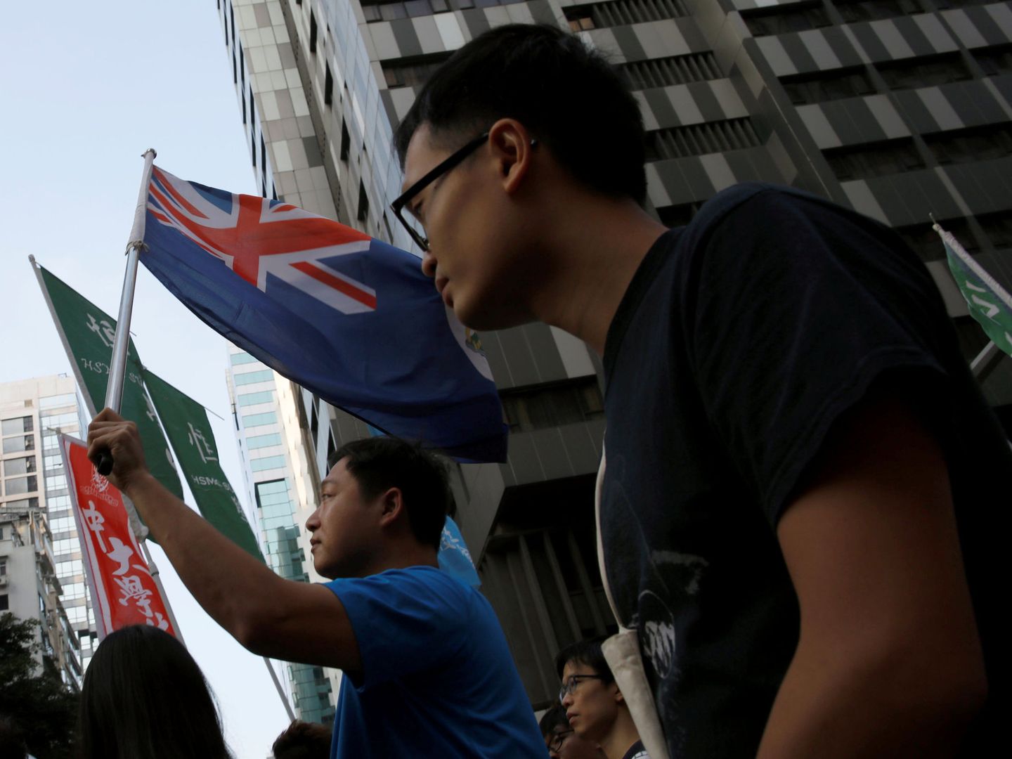 Manifestantes con la antigua bandera colonial de Hong Kong. (Reuters)