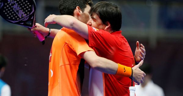 Foto: Franco Stupaczuk (i) y Cristian Gutiérrez (d) se abrazan tras meterse en la final del Estrella Damm Catalunya Master. (EFE)