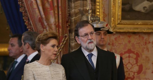 Foto: Maria Dolores de Cospedal comparte confidencias con Mariano Rajoy durante la Pascual Militar. 