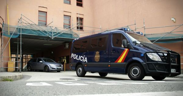 Foto: Vista de la comisaría de la Policía Nacional de A Coruña, donde se encuentra detenido, a la espera de pasar a disposición judicial, el padre del niño de 11 años. (EFE)