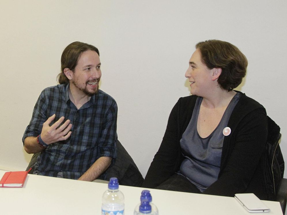 Foto: El secretario general de Podemos, Pablo Iglesias, y la alcaldesa de Barcelona, Ada Colau, en una foto de archivo. (EFE)
