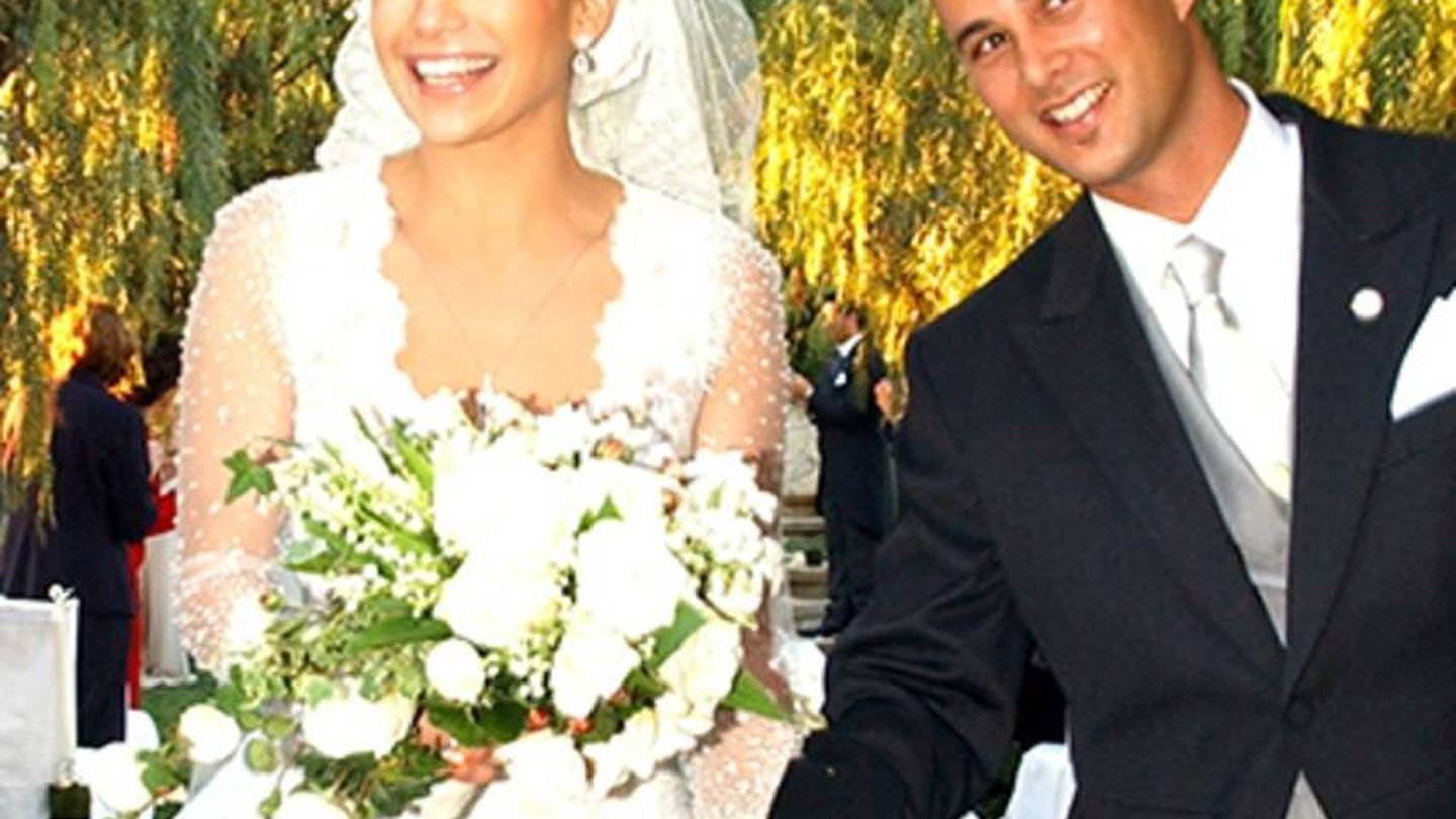 Jennifer Lopez, en su boda con Cris Judd, vestida de Valentino. (Getty)