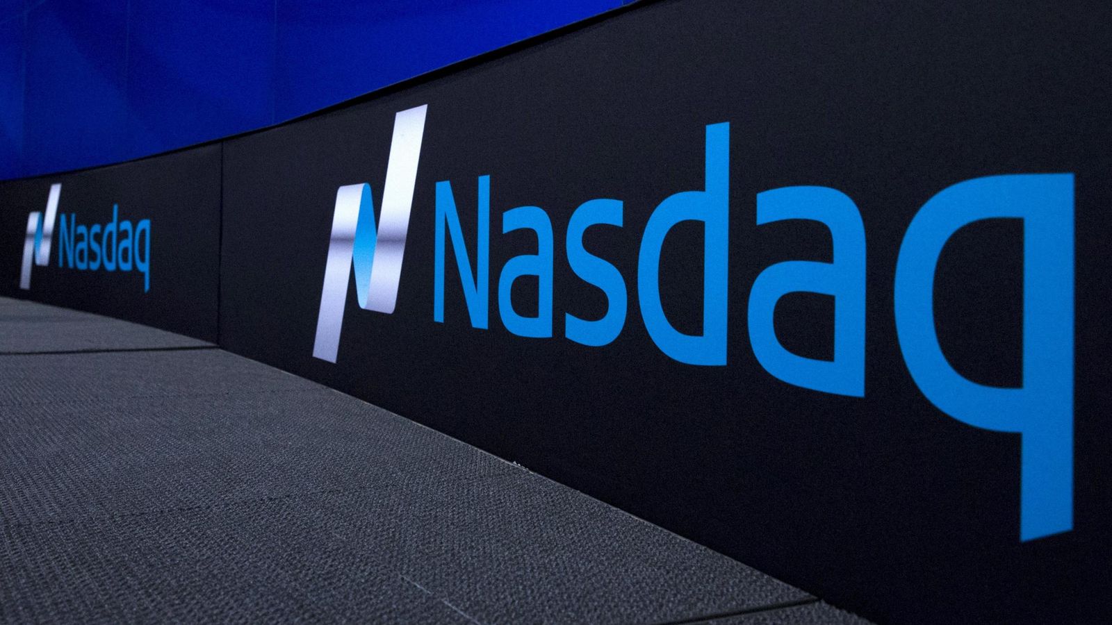 Foto: Electrónico con el logo del índice Nasdaq de Wall Street. (Reuters)