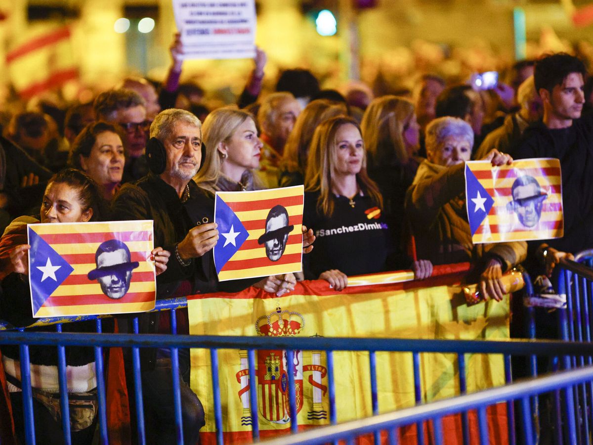 Foto: Asistentes a la concentración en contra de la amnistía celebrada este lunes en las inmediaciones de la sede del PSOE en Ferraz. (EFE/Rodrigo Jiménez)