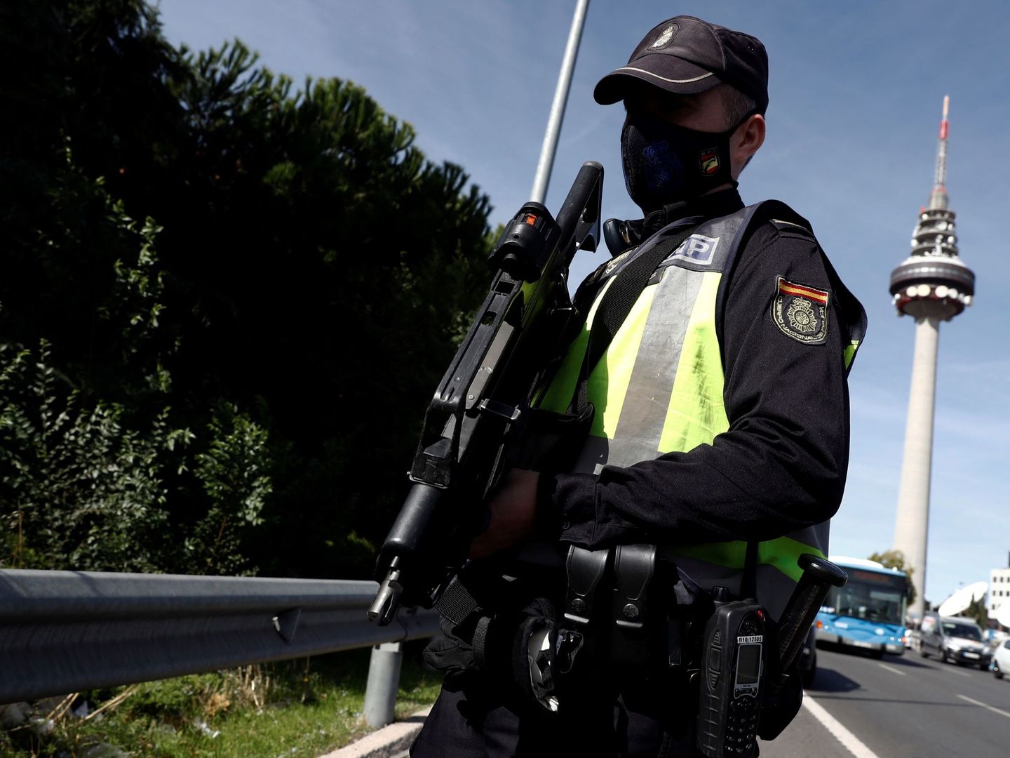 Control policial en el acceso a Madrid este lunes. (EFE)