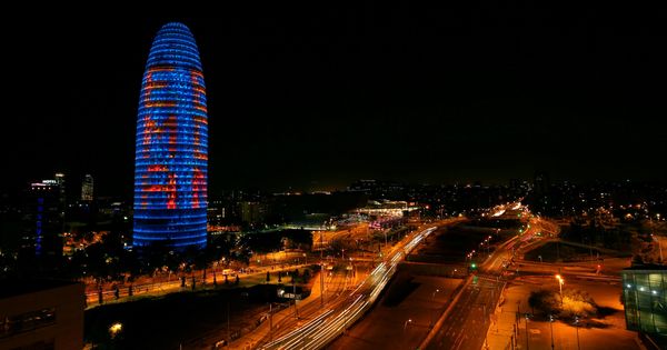 Foto: Imagen de archivo de la Torre Agbar iluminada con las letras 'EMA BCN'. (Reuters)