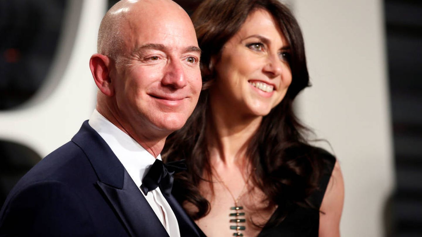  Jeff y MacKenzie Bezos. (Reuters)