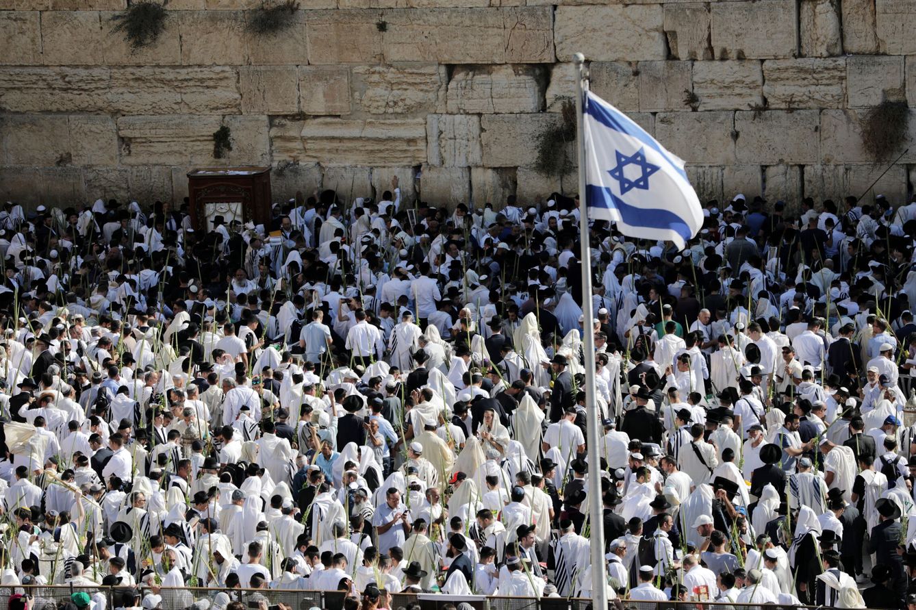 Judíos ortodoxos rezan en el muro de las lamentaciones. (EFE/Abir Sultan)