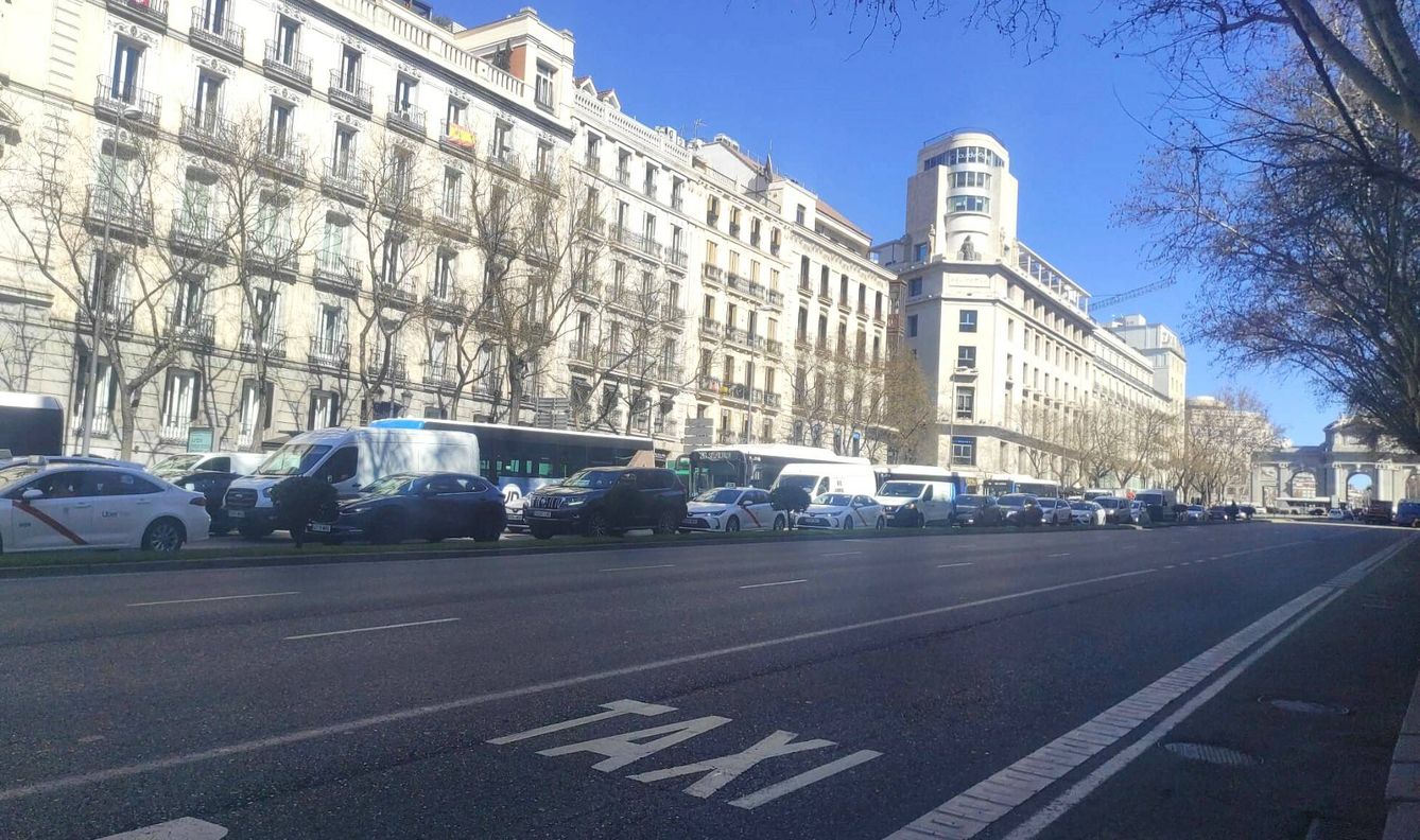 Una parte del tramo donde se colocará el bulevar entre la Puerta de Alcalá y Cibeles. (L.B.)
