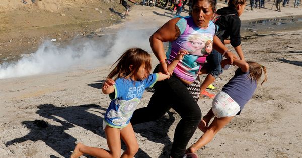 Foto: María Meza con tres de sus hijos al intentar cruzar la frontera. (Reuters)