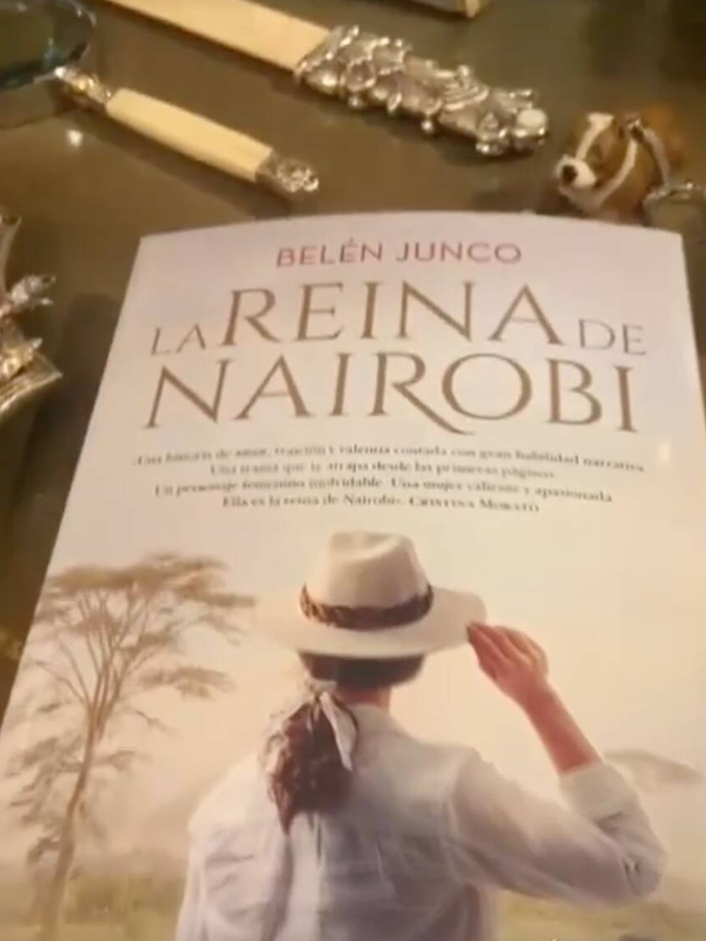 El libro 'La reina de Nairobi', que está leyendo Carmen Lomana. (Instagram/@carmen_lomana)