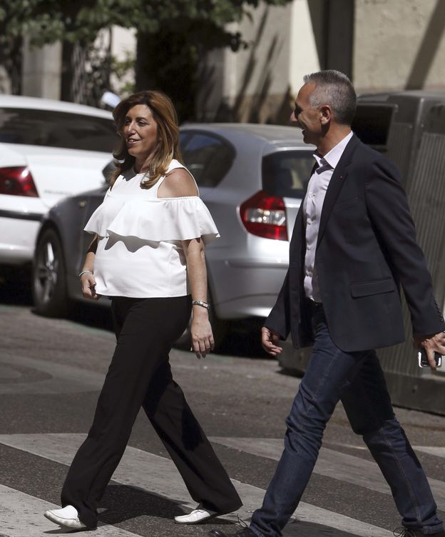 Foto: La presidenta andaluza en funciones, Susana Díaz, a su llegada ayer a la sede de Ferraz. (EFE)