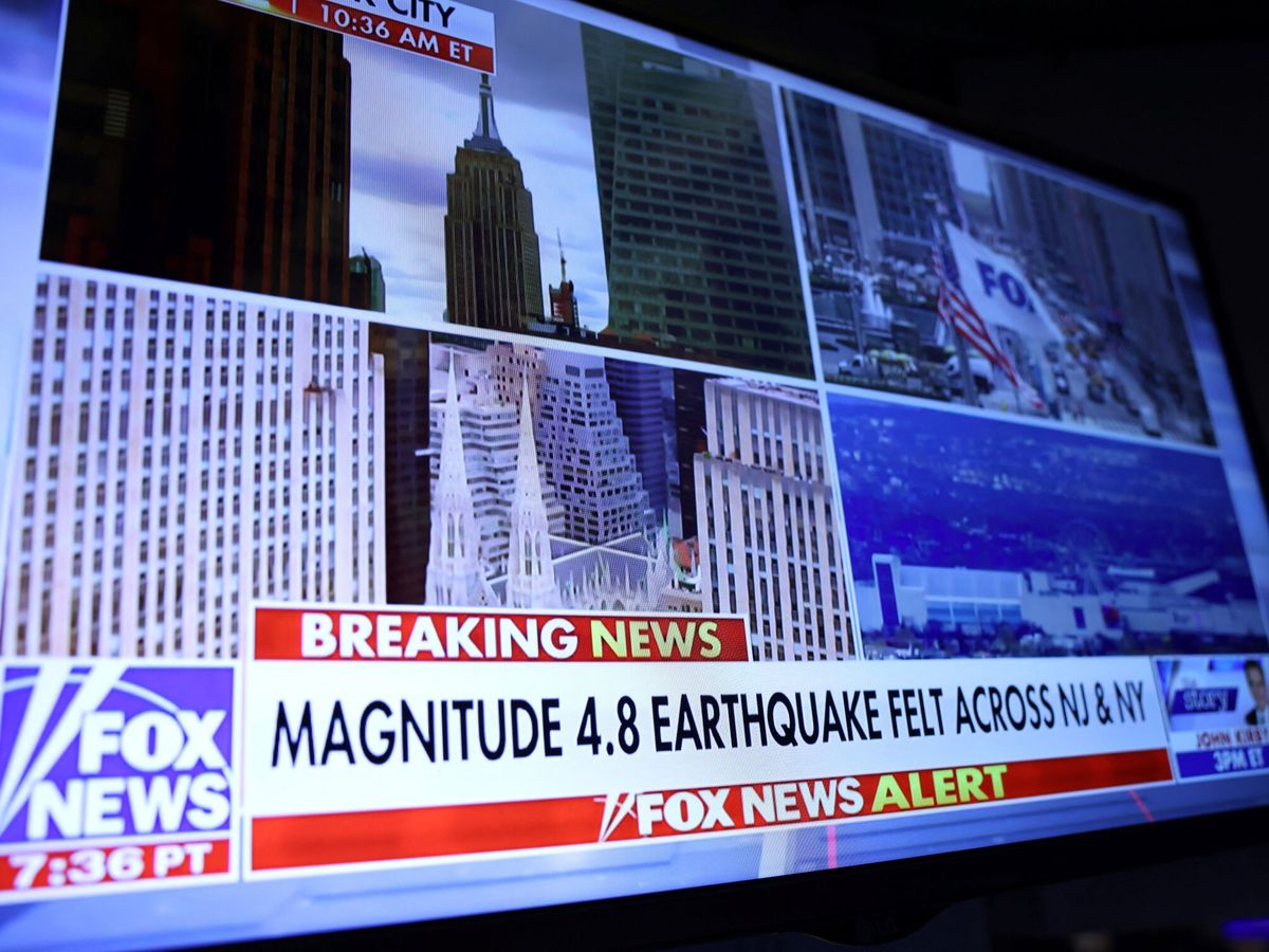 Foto: Alerta lanzada por el canal Fox News tras el temblor. (Reuters/Andrew Kelly)
