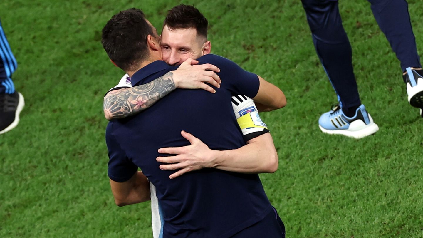 Messi abraza a Scaloni tras pasar a la final. (EFE/Tolga Bozoglu) 