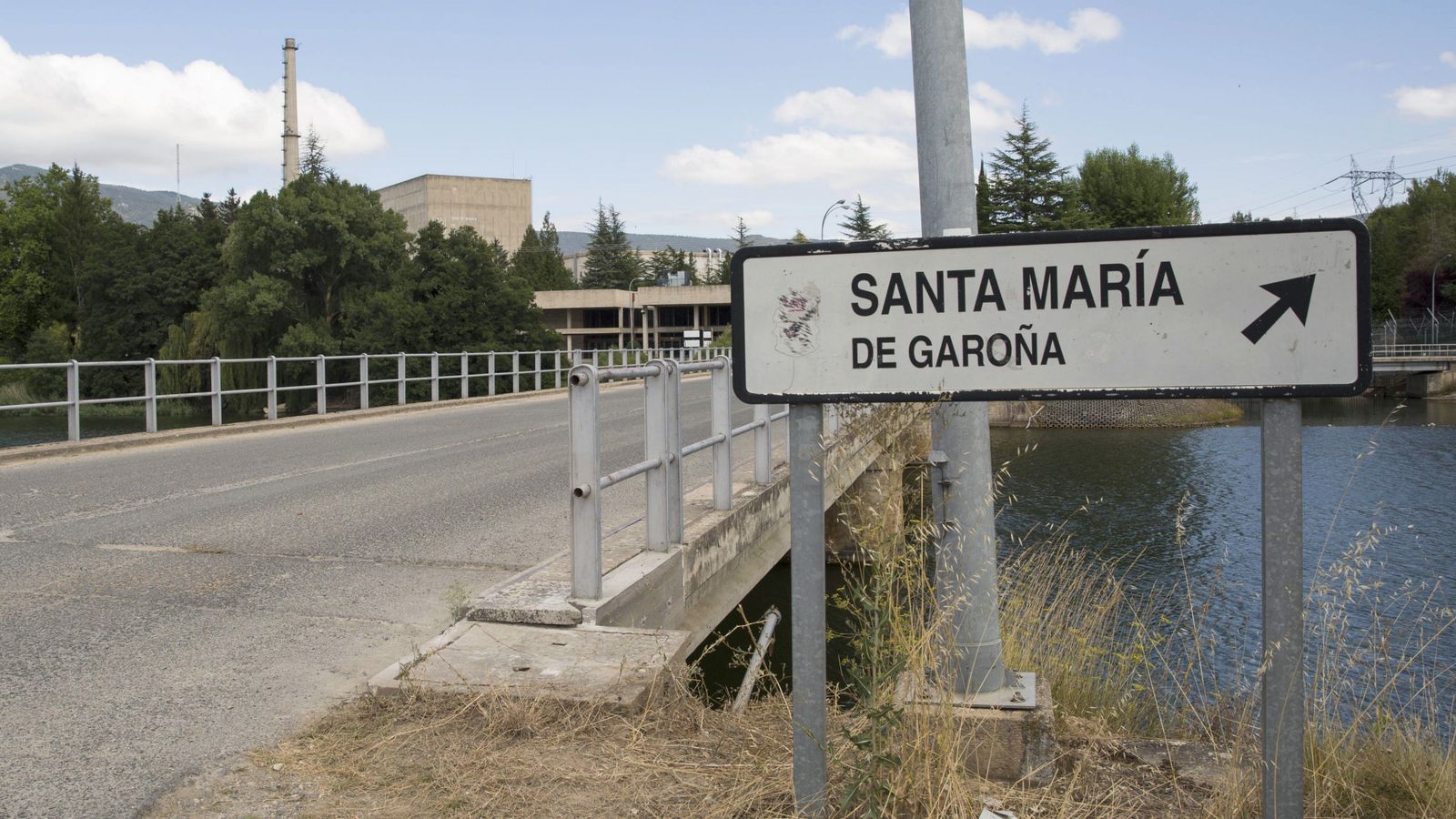 Foto: Acceso principal de la central nuclear de Santa María de Garoña (Burgos). (EFE)