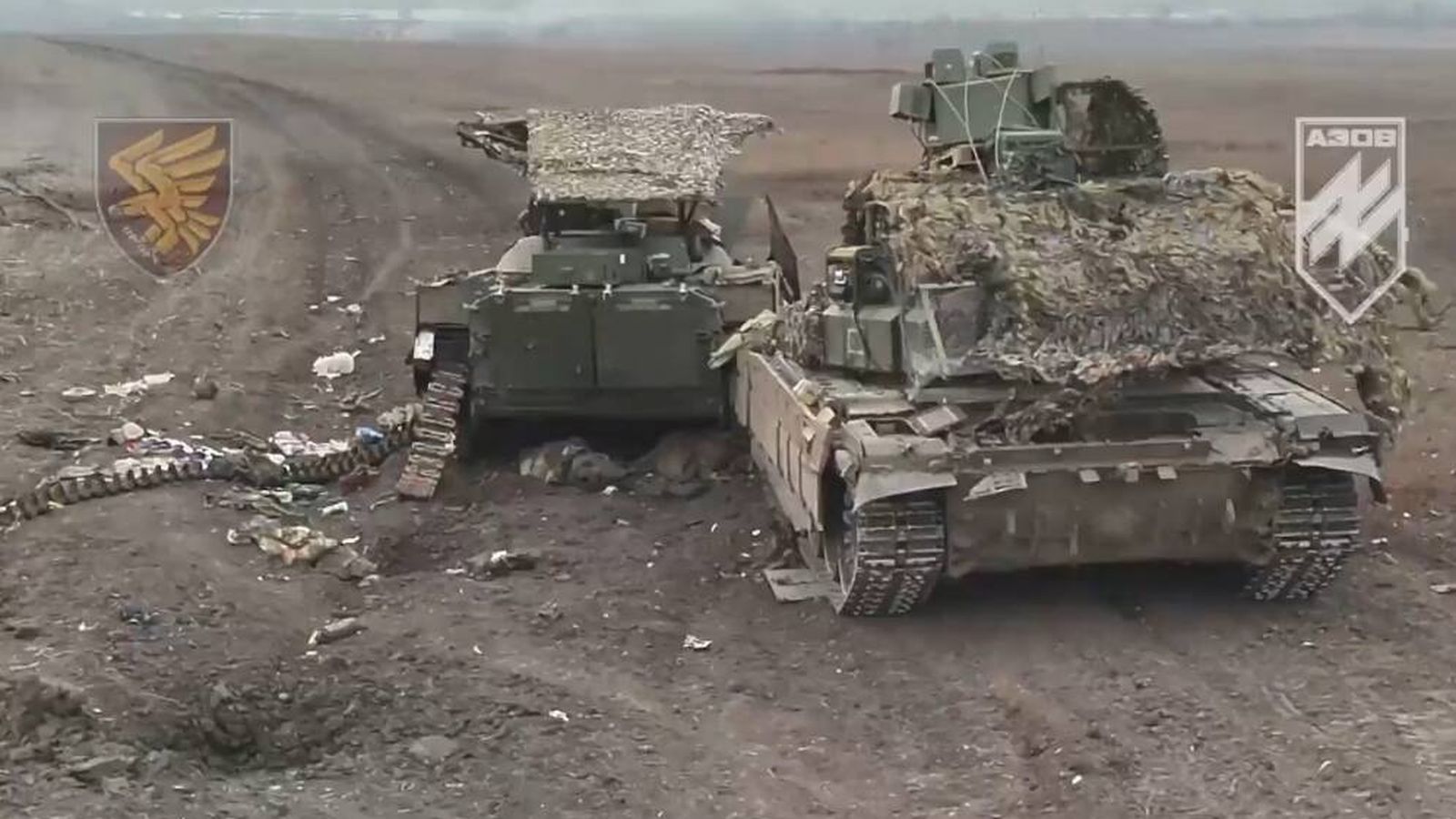 T-72 ruso (derecha) con equipo de interferencias. (Brigada Azov)