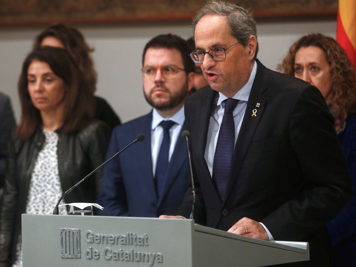Foto: El presidente de la Generalitat, Quim Torra (d), arropado por su Ejecutivo, pronuncia una declaración institucional. (EFE)