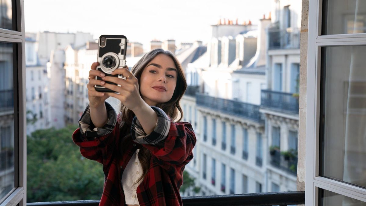 'Emily in Paris' se cuela en tu armario con esta sudadera low cost de Primark