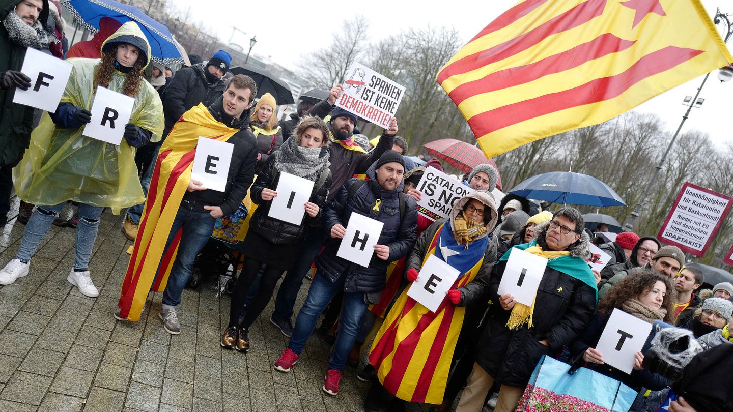 Manifestación organizada por la Asamblea Nacional Catalana en apoyo a Puigdemont, en Berlín, el 1 de abril de 2018. (Reuters)   