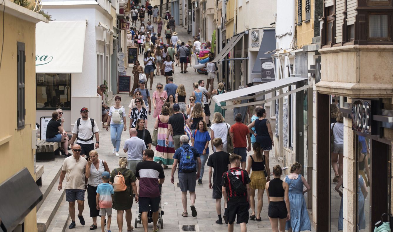La afluencia de turistas a Menorca no deja de aumentar. (EFE/David Arquimbau) 
