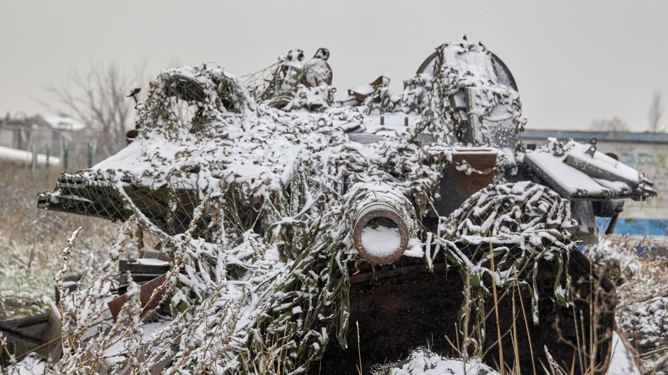 Foto: Tanque cubierto de nieve cerca de la ciudad de Járkov. (EFE/SERGEY KOZLOV)