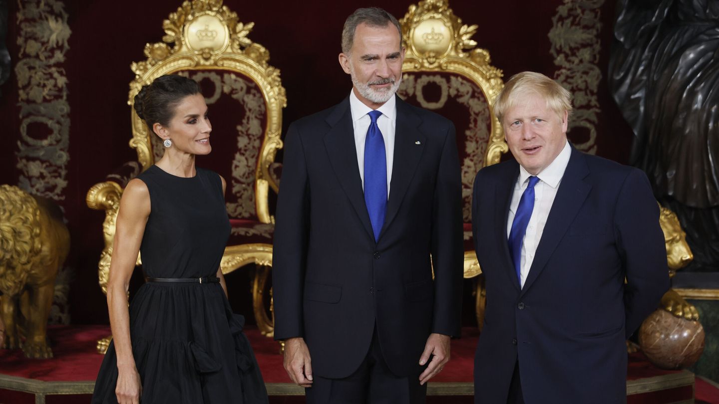 Los reyes Felipe y Letizia reciben a Boris Johnson durante la recepción a los jefes de Estado de la OTAN. (EFE/Martín)