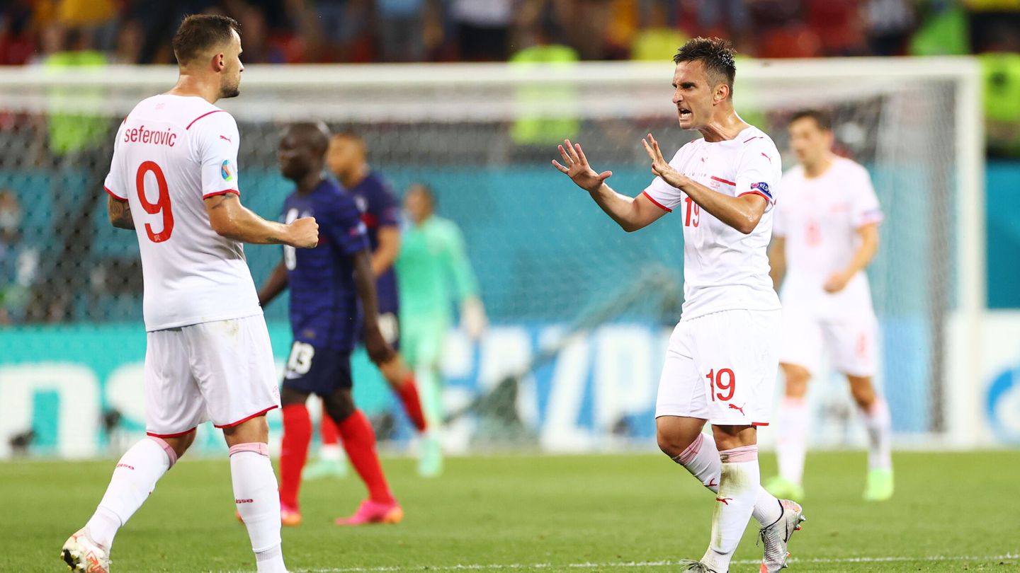 Los jugadores suizos celebran el empate. (Reuters)