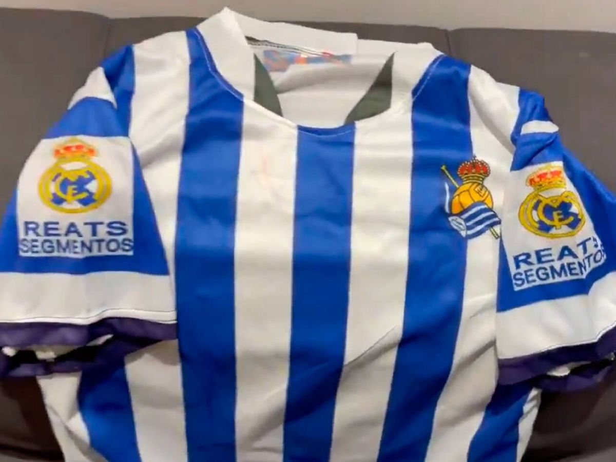 Foto: El aficionado de la Real Sociedad no se puede creer los errores de su camiseta (Twitter/@CasterDeMairena)