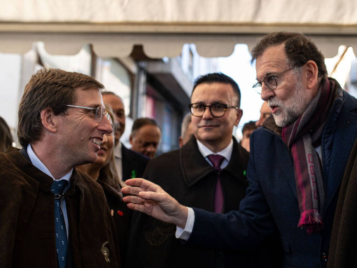 Foto: José Luis Martínez-Almeida con Mariano Rajoy en la Feria del Cocido de Lalín. (Europa Press/Elena Fernández)