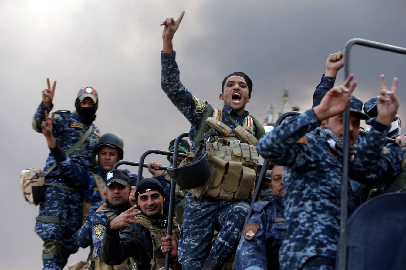 Soldados iraquíes saludan a la prensa en Al Qayara (Reuters)