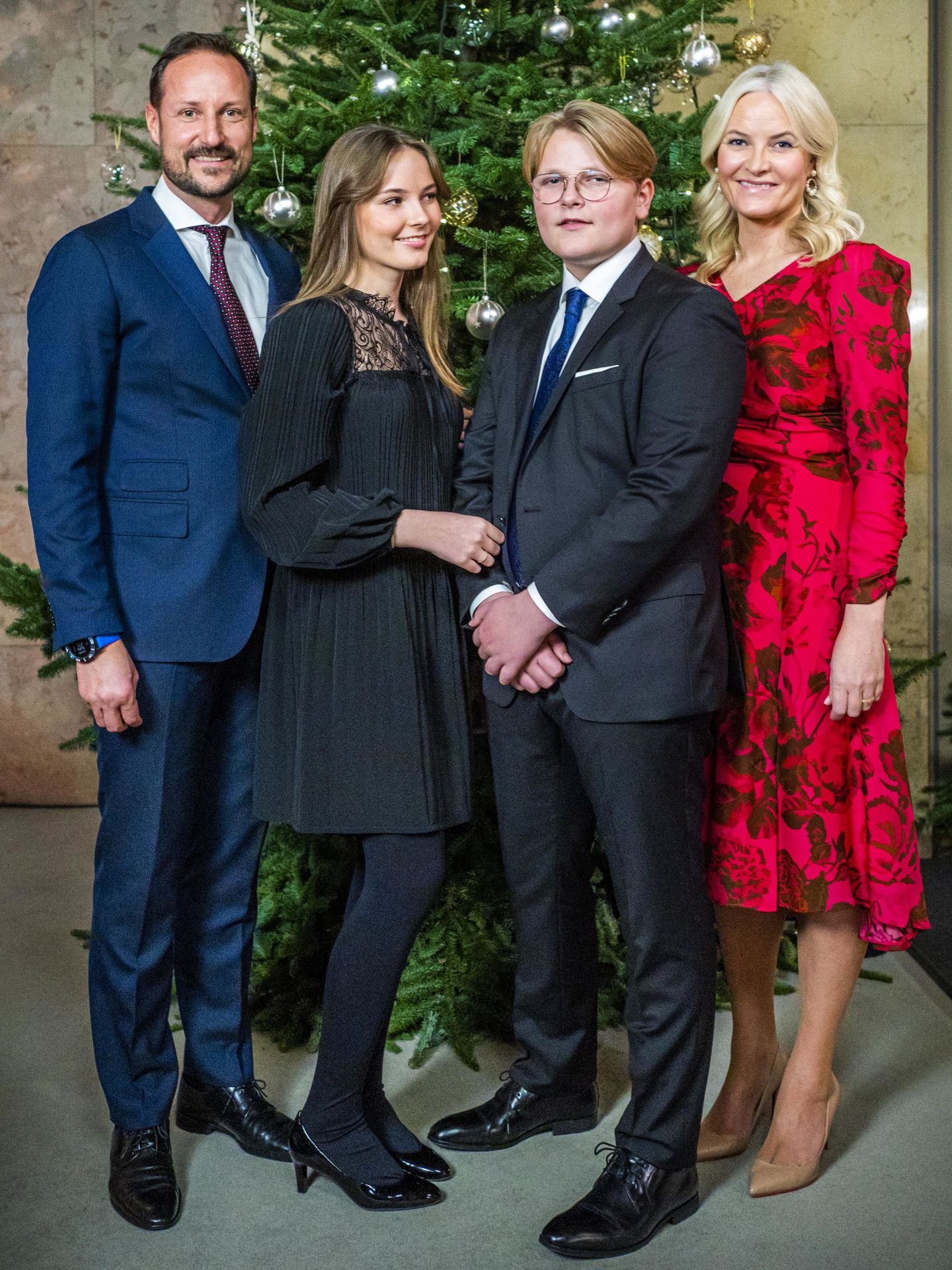 Sverre Magnus, junto a su padre y su hermana en un posado familiar. (EFE)