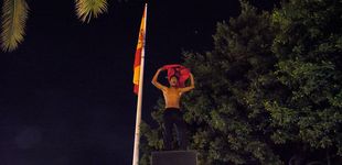 Post de Melilla celebra la victoria de Marruecos sobre el Monumento a la Constitución española