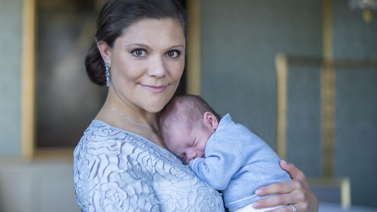 Victoria de Suecia posa con su hijo Oscar, pero ¿dónde está Daniel Westling?