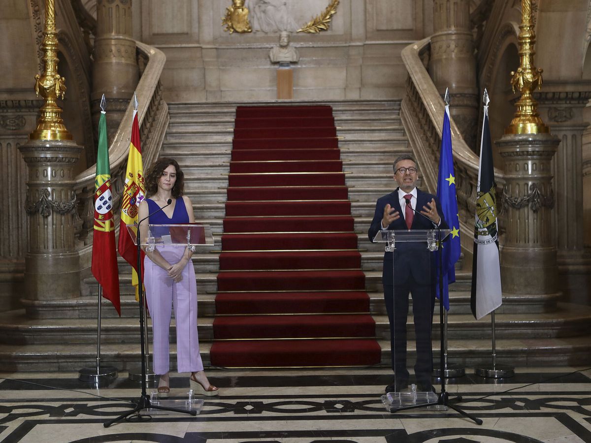 Foto: La presidenta de la Comunidad de Madrid, Isabel Díaz Ayuso, junto al alcalde de Lisboa, Carlos Moedas, durante su encuentro en Lisboa. (EFE/Antonio Pedro Santos Lusa)