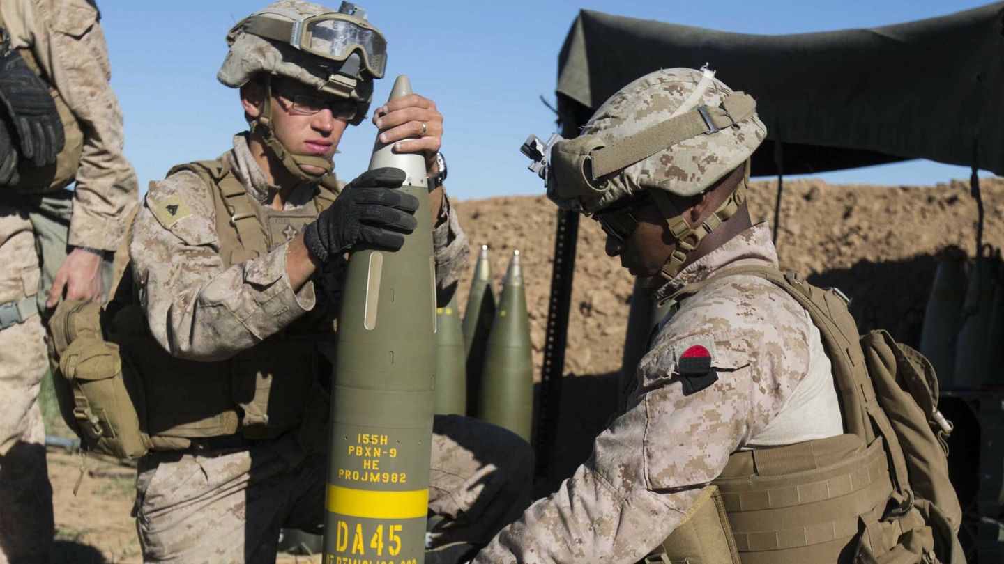 Marines norteamericanos preparando proyectiles guiados Excalibur. (USMC)