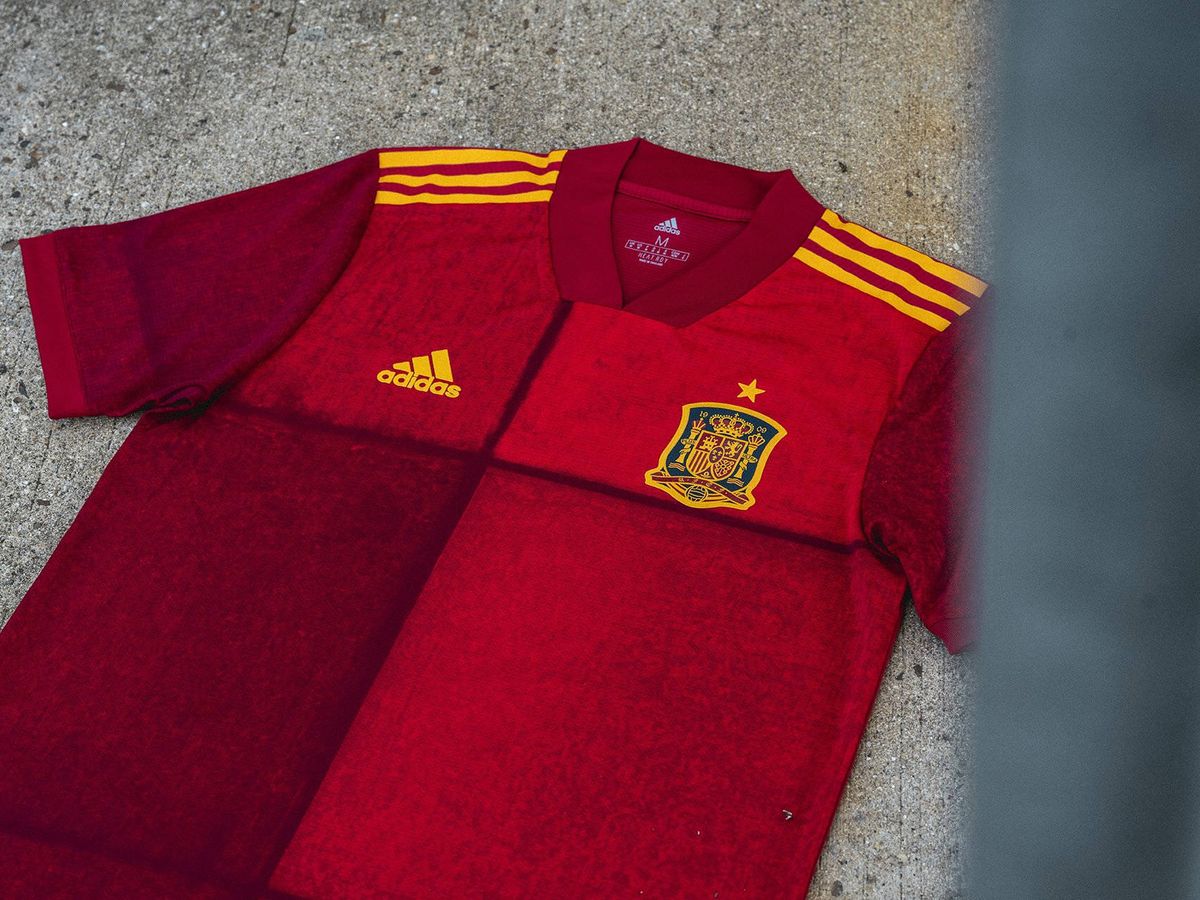 Foto: La camiseta de la selección española para la Eurocopa 2020 no convence a los aficionados (Foto: Twitter/RFEF)