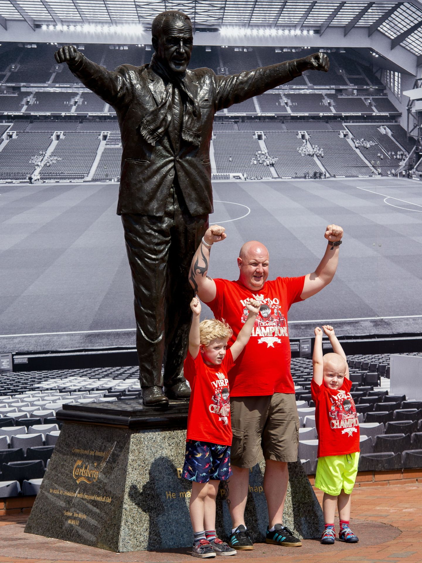 Aficionados del Liverpool, junto a la estatua de Bill Shankly en Anfield. (Reuters)