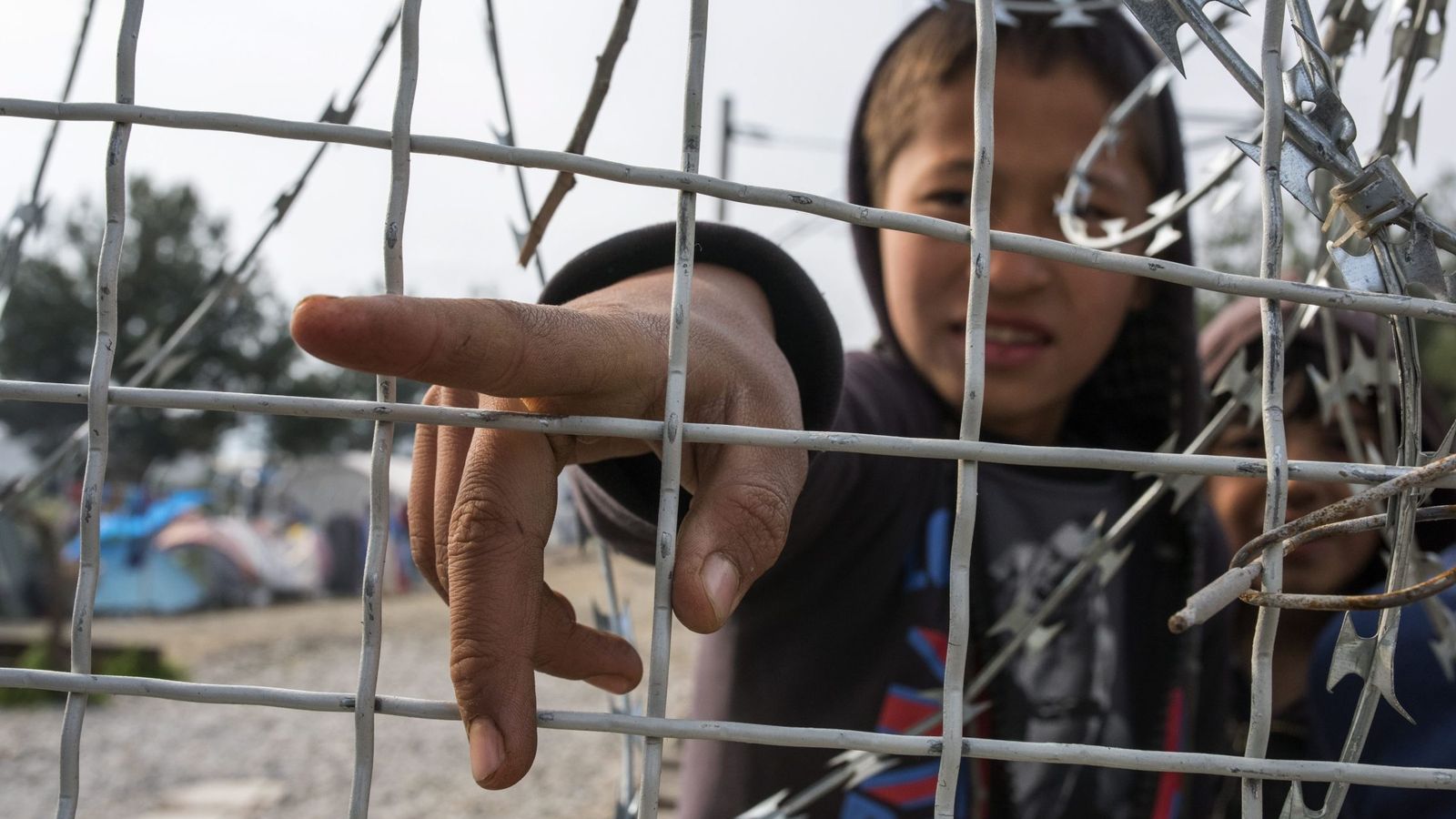Foto: Un niño refugiado afgano en la frontera de Macedonia y Grecia
