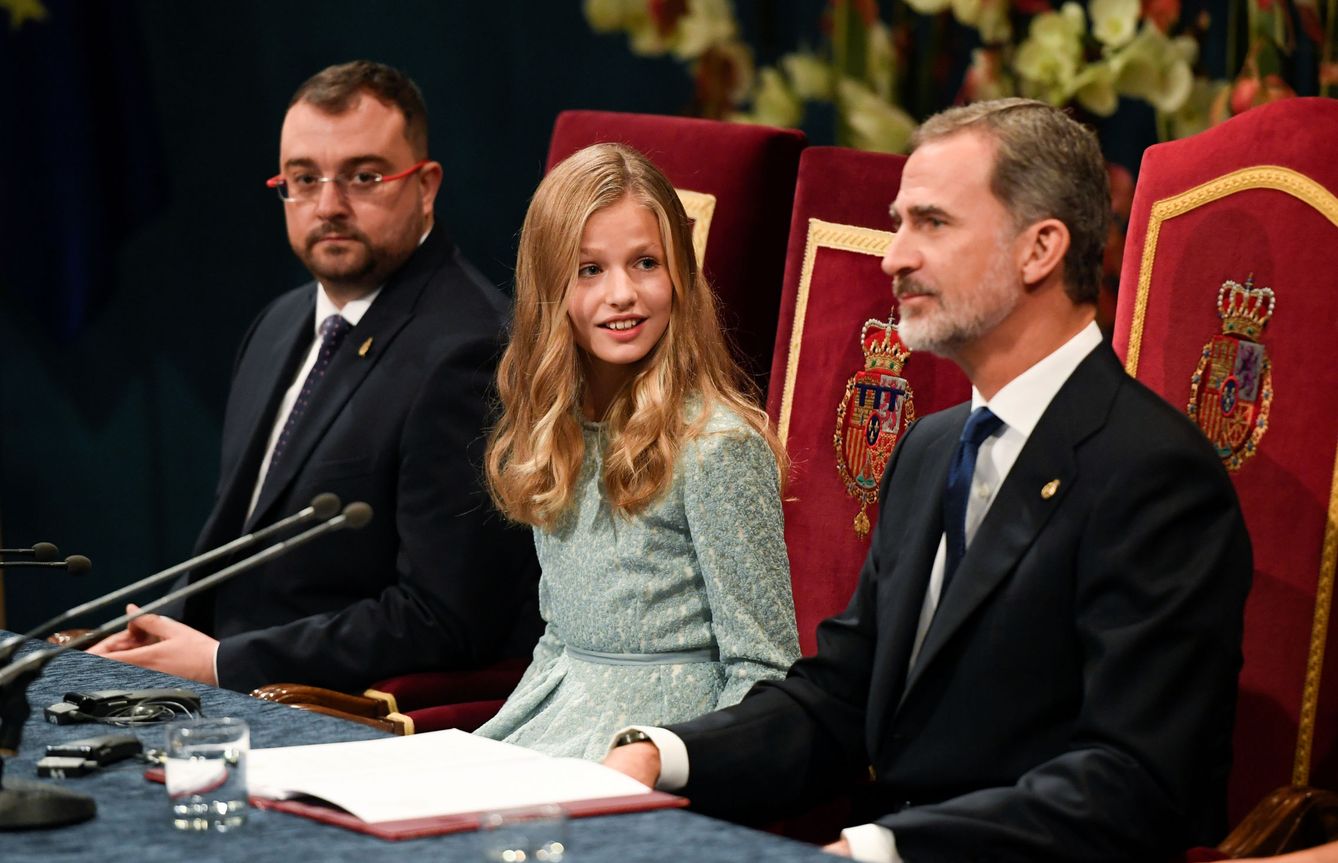 La princesa Leonor junto a su padre, el rey Felipe VI (Reuters)