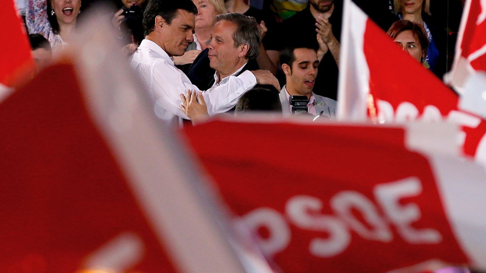 Foto: El líder del PSOE, Pedro Sánchez, junto al concejal Antonio Miguel Carmona. (Efe)