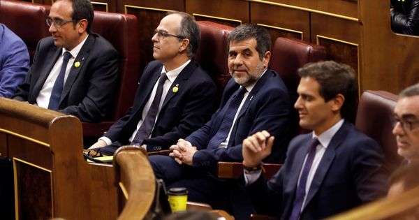 Foto: Jordi Sànchez, Jordi Turull y Josep Rull, en el Congreso. (EFE)