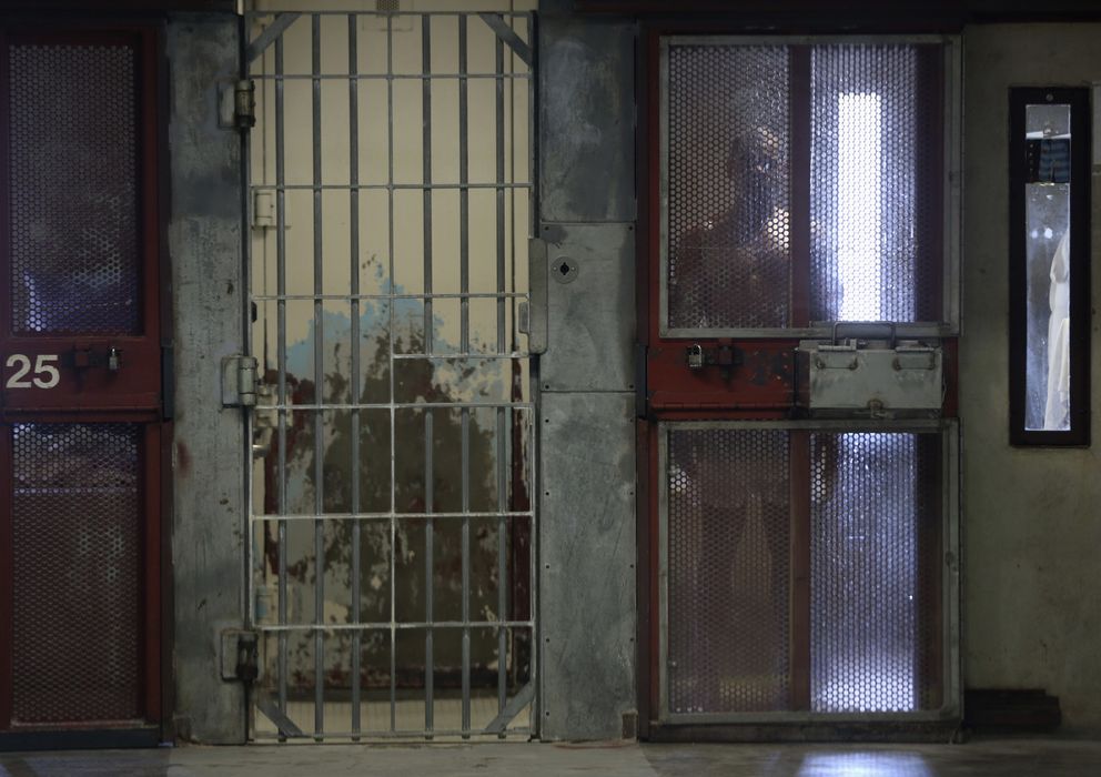 Foto: Un preso otea el exterior desde su celda en la Prisión del Estado de Corcoran en California. (Reuters/Robert Galbraith)