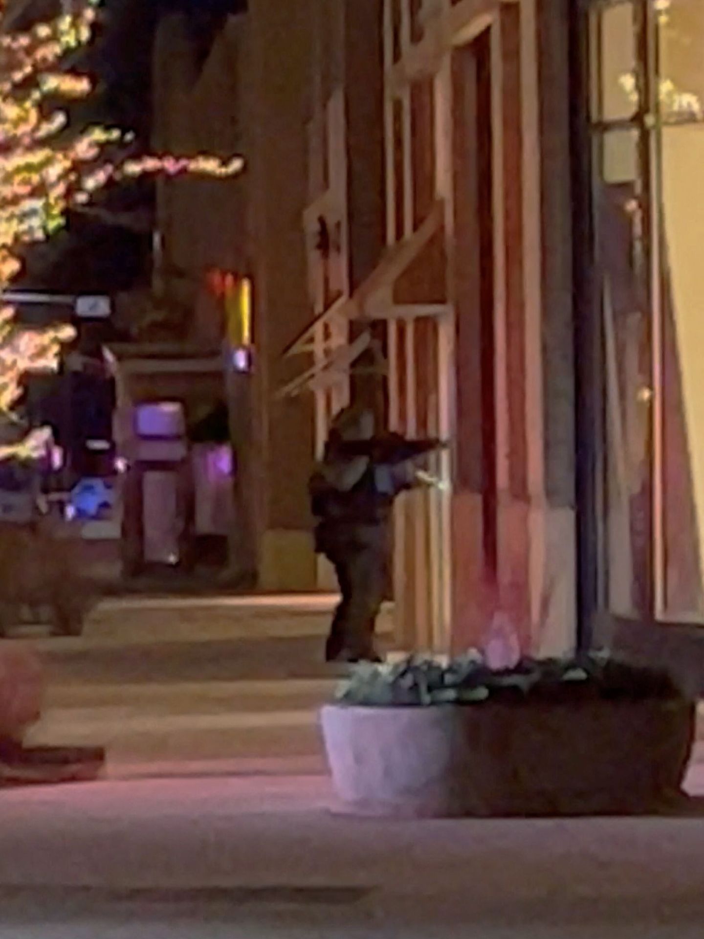 Agente armado fuera de un edificio en Lakewood, Colorado. (Reuters)