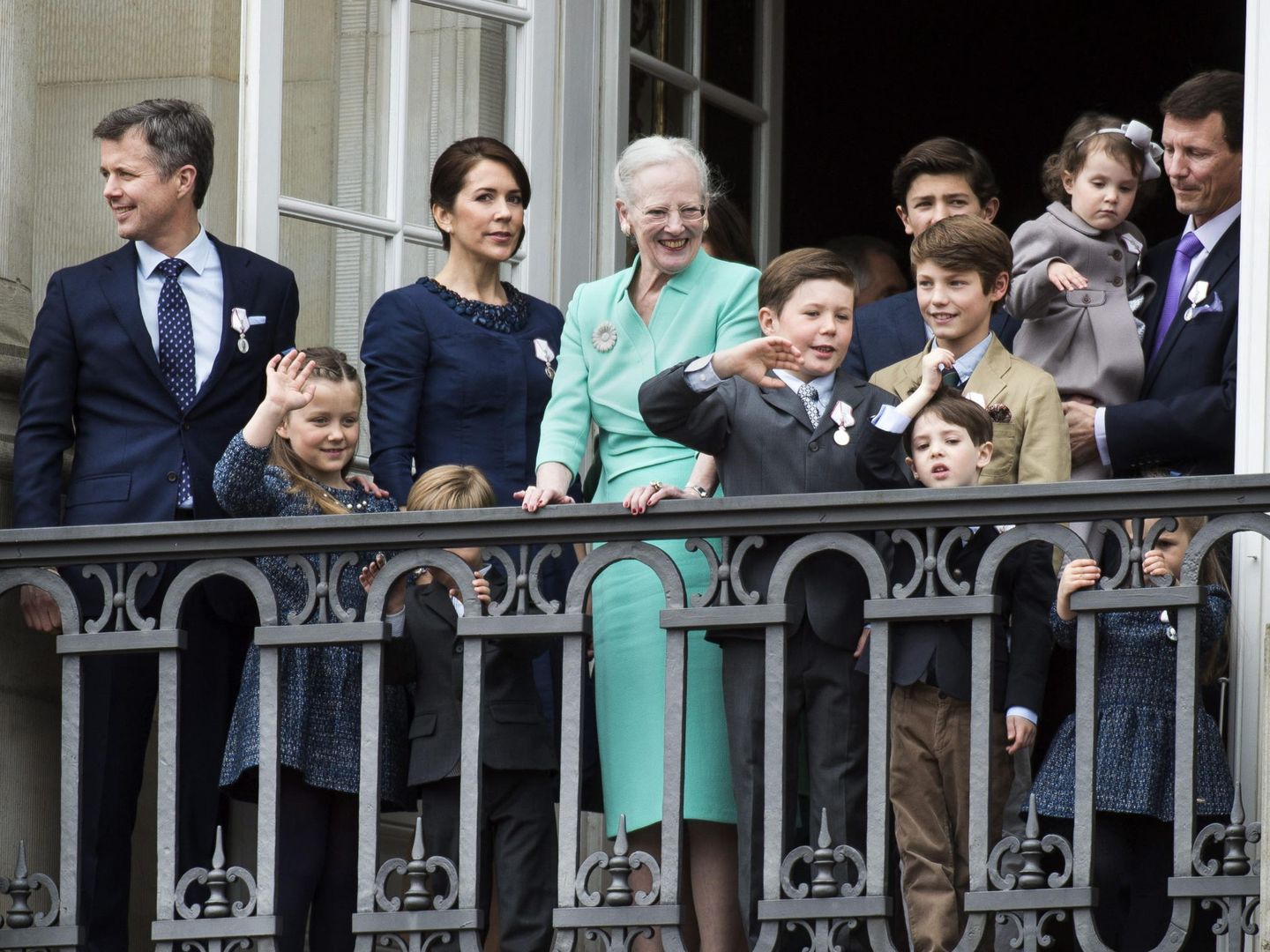 La reina Margarita de Dinamarca en el balcón rodeada de toda su familia. (Efe) 