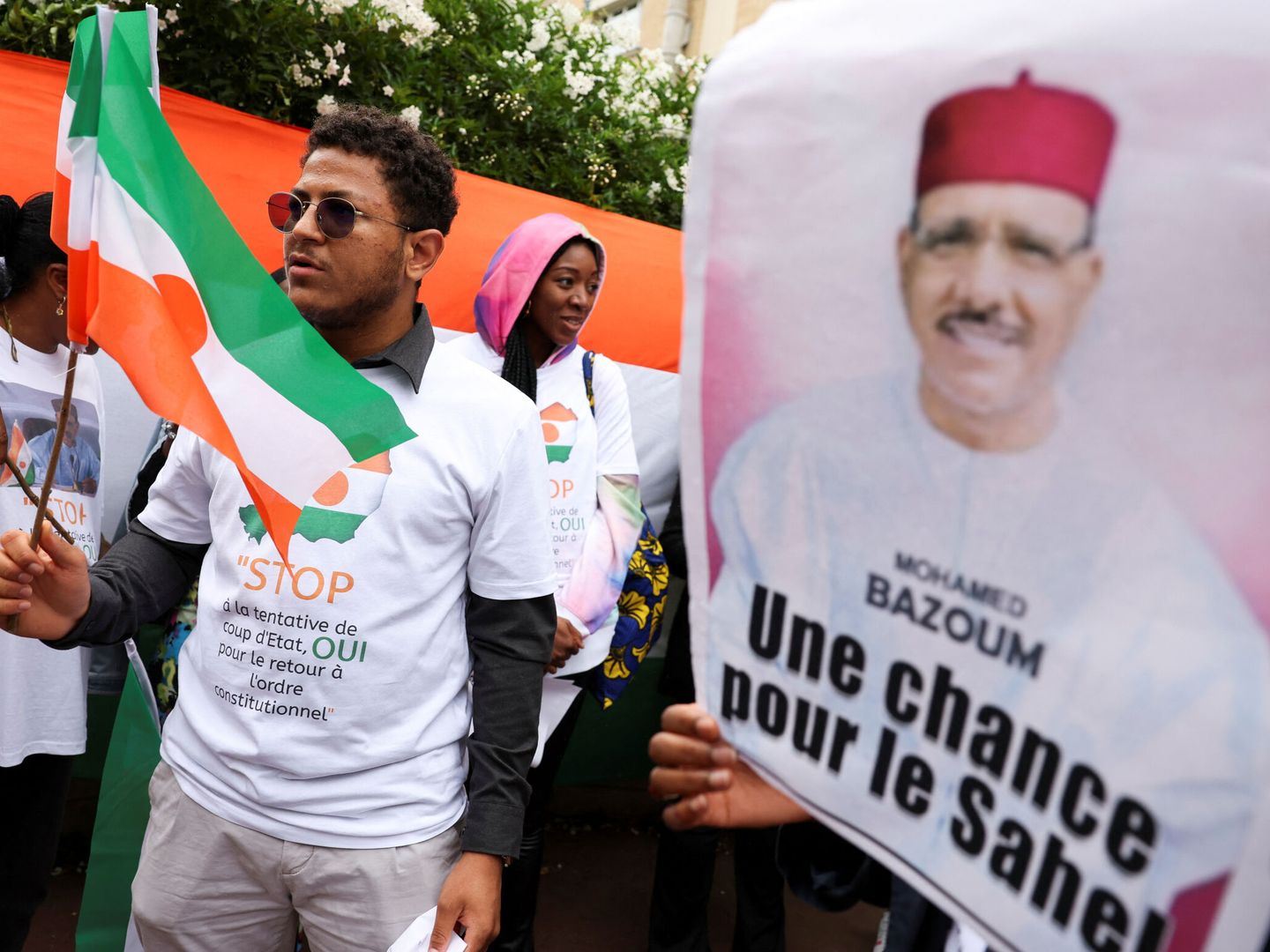Un manifestante sostiene una bandera de Níger frente a la embajada en París, en apoya al presidente (Reuters/Stephanie Lecocq)