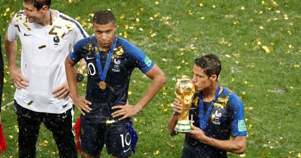 Foto: Varane besa la copa del mundo. (Reuters) 