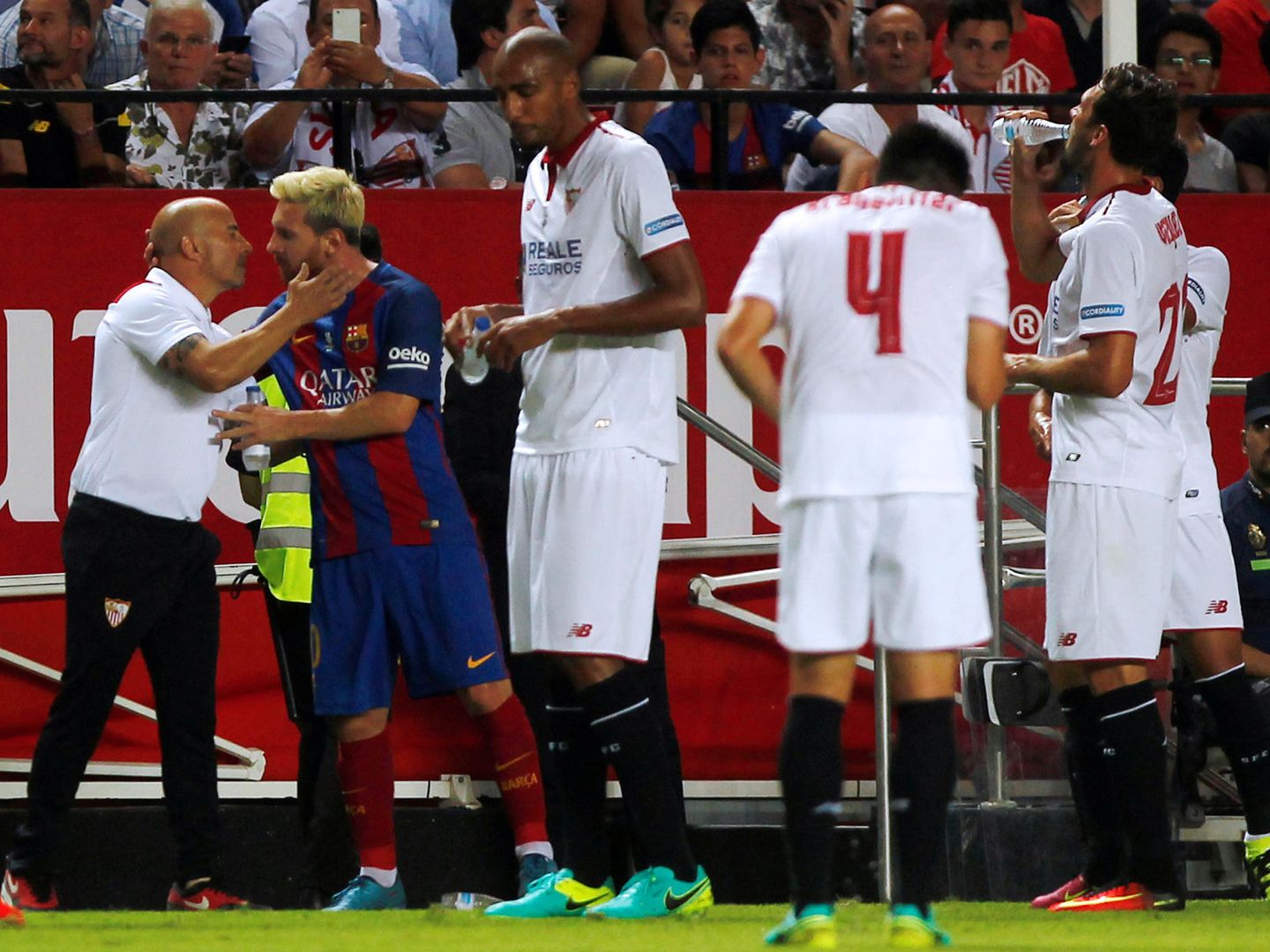 Sampaoli saluda a Messi en el último duelo de ambos equipos (EFE)