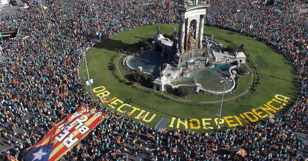 Foto: Manifestación independentista convocada este miércoles por la Asamblea Nacional Catalana con motivo de la Diada. (EFE)