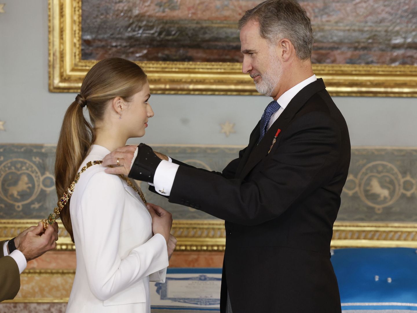 El rey Felipe le pone a su hija el collar de la Orden de Carlos III. (EFE)