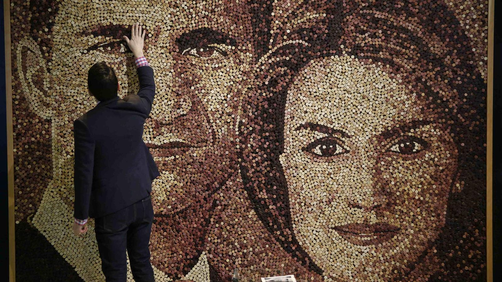Foto: El homenaje de Portugal a los Reyes de España en Fitur: un retrato realizado con 30.000 tapones de corcho. (REUTERS/Susana Vera)
